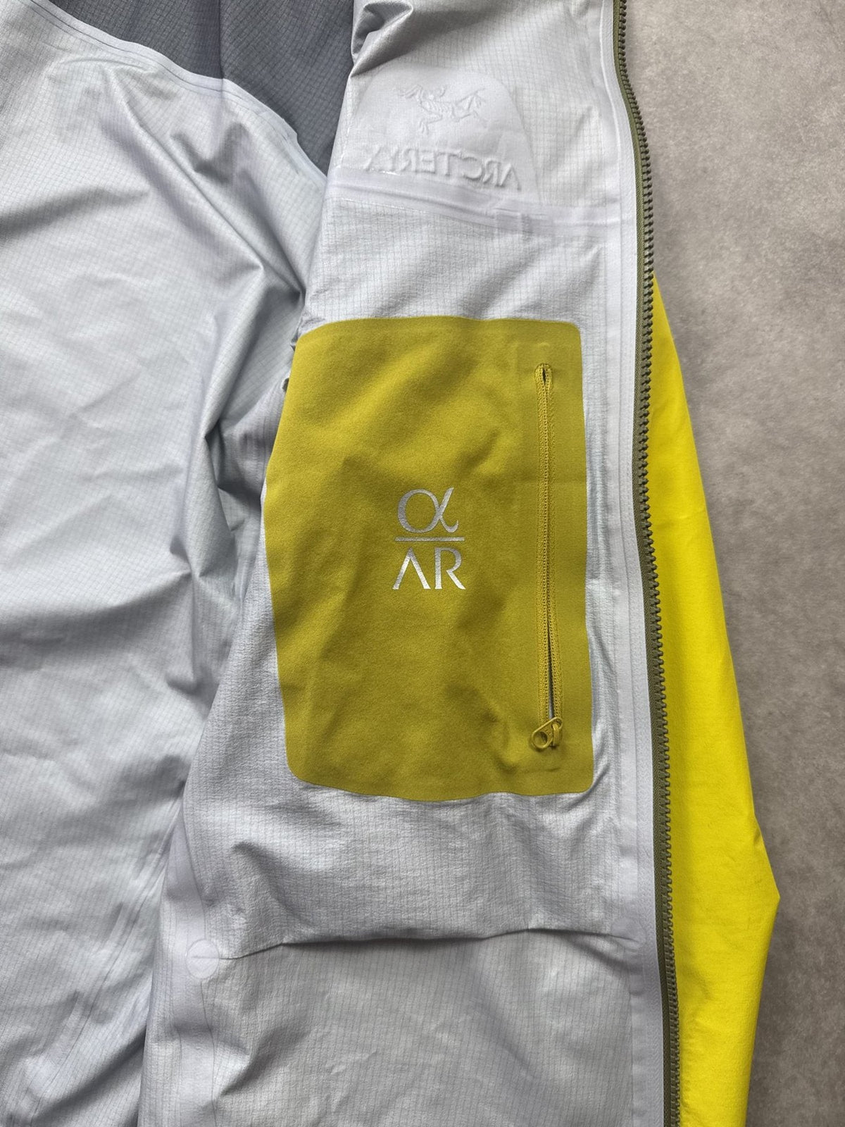 Arc'teryx Alpha AR Hardshell Jacke Gelb Gr. L
