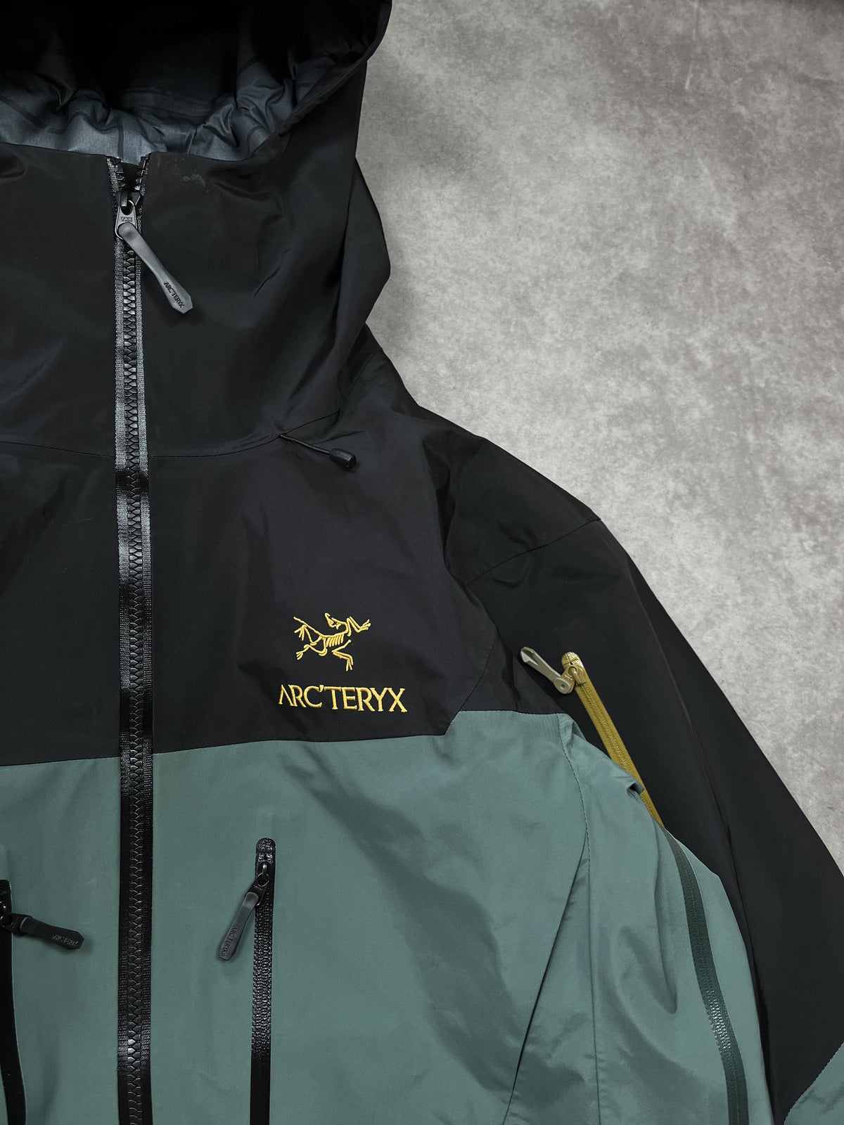Arc'teryx Alpha SV Hardshell Jacke Blau/Schwarz Gr. L